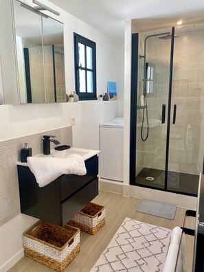 Dusche, Haartrockner, Handtücher, Seife