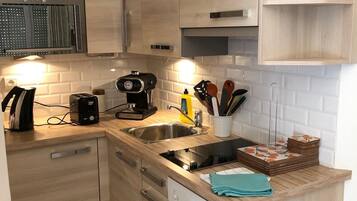 Quarto quádruplo luxo, vista para a piscina | Cozinha privada | Refrigerador em uma área comum