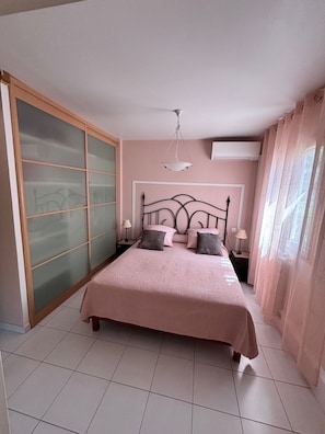 Habitació quàdruple Deluxe, vistes al jardí | Cortines opaques, planxa i posts de planxar i wifi gratuïta