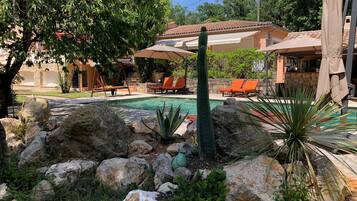 Roupas de cama premium, camas com colchões pillow-top, cortinas blackout