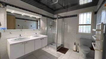 Deluxe Double Room, Courtyard View | Bathroom