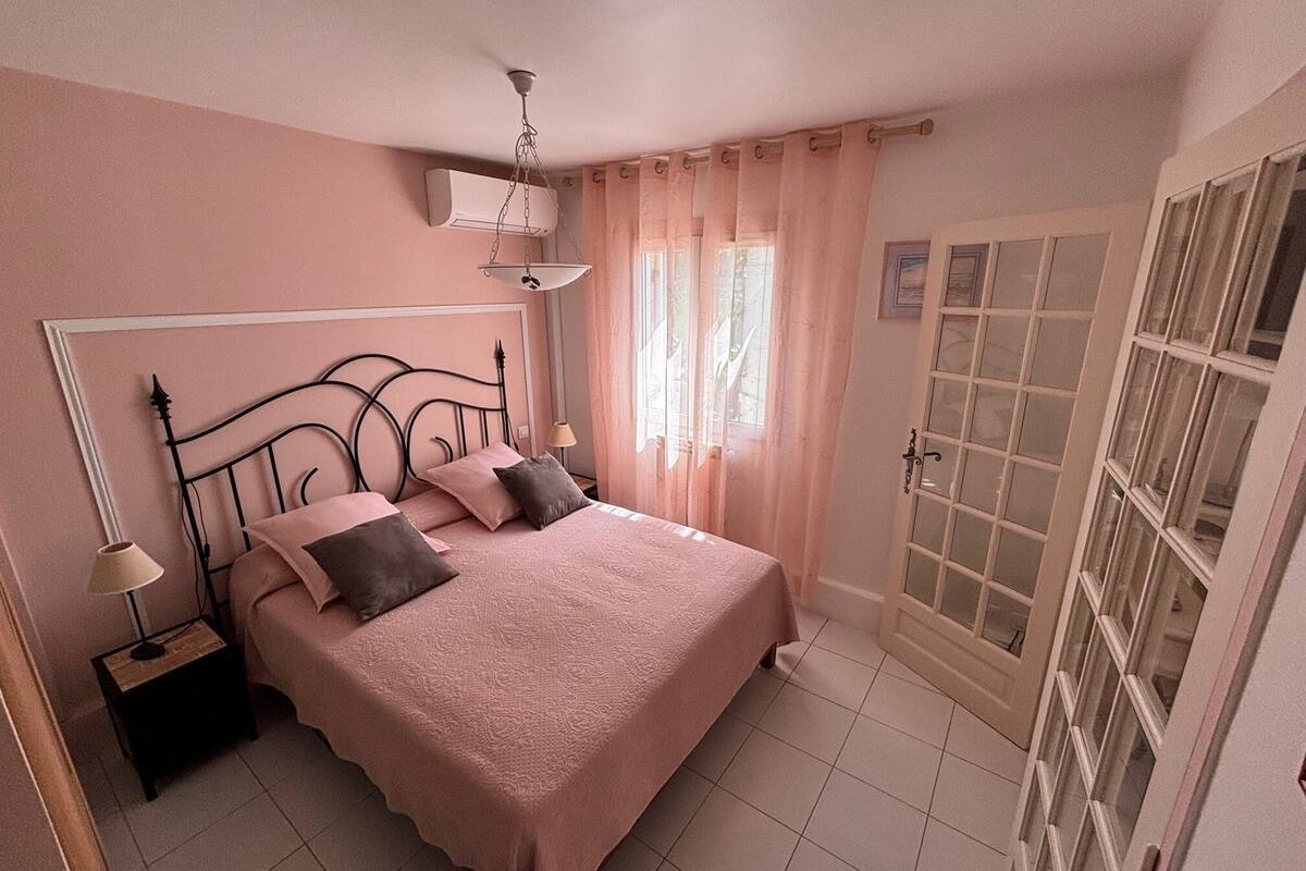 Cortinas blackout, tabla de planchar con plancha y wifi gratis