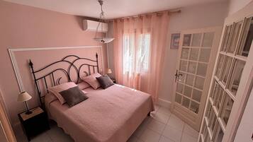 Chambre Quadruple Deluxe, vue jardin | Literie de qualité supérieure, surmatelas, rideaux occultants