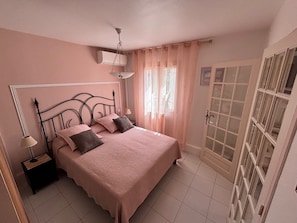 Deluxe vierpersoonskamer, uitzicht op tuin | Luxe beddengoed, pillowtop-bedden, verduisterende gordijnen