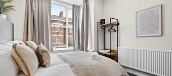 Sleeps 14 The Old Trafford Zen by Genesis Living