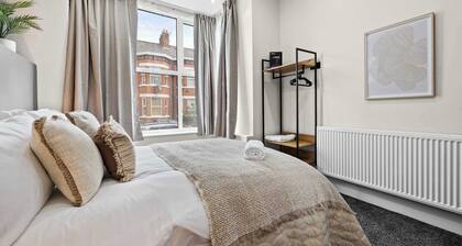 Sleeps 14 The Old Trafford Zen by Genesis Living