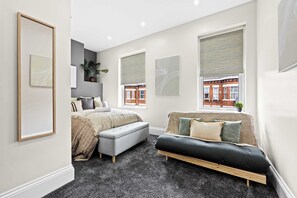 6 habitaciones, escritorio y tabla de planchar con plancha 