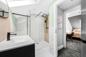 Douche, sèche-cheveux, serviettes fournies