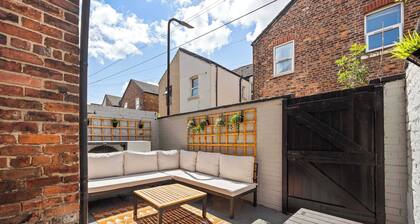 Sleeps 14 The Old Trafford Zen by Genesis Living