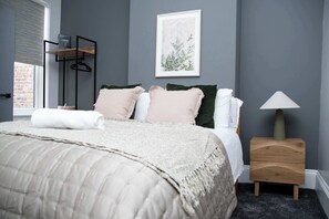 6 bedrooms, desk, iron/ironing board, travel cot