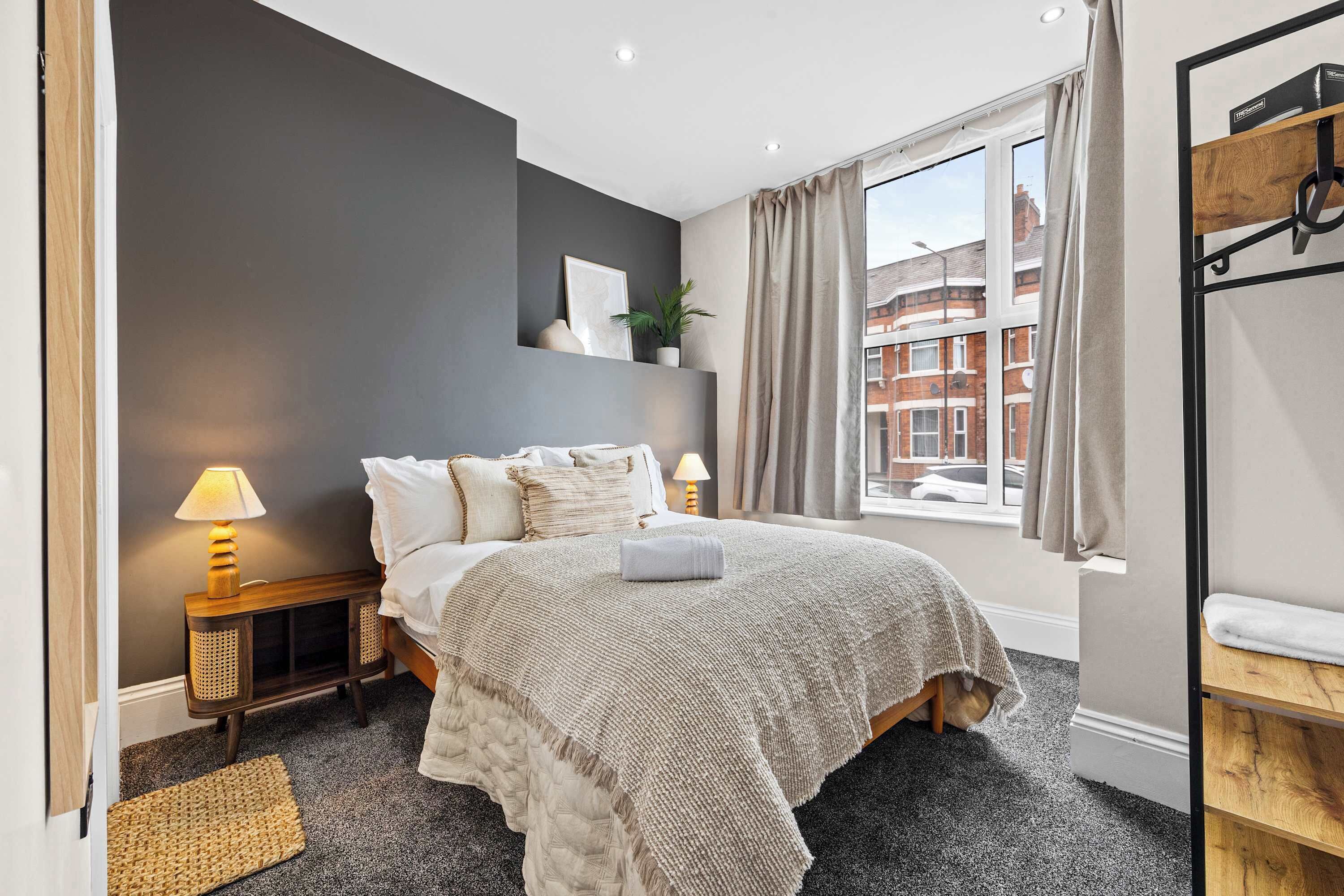 6 bedrooms, desk, iron/ironing board, travel cot