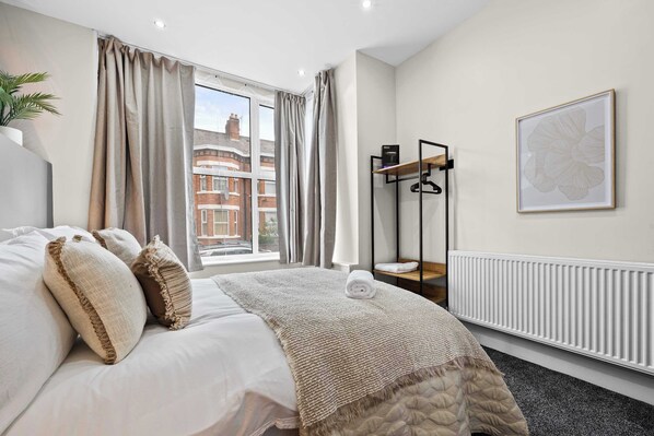 6 bedrooms, desk, iron/ironing board, travel cot