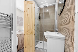 Een douche, een haardroger, handdoeken, shampoo