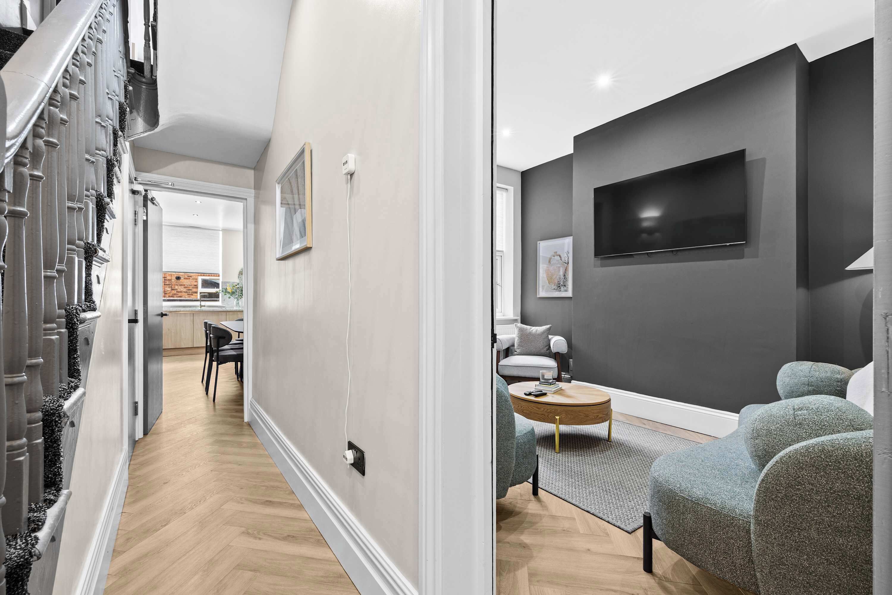 Una televisión, una oficina