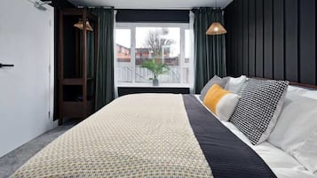 4 habitaciones, escritorio y tabla de planchar con plancha