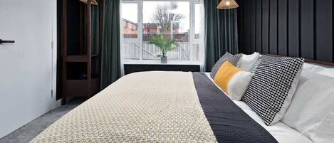 4 habitaciones, escritorio y tabla de planchar con plancha