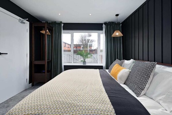 4 bedrooms, desk, iron/ironing board, travel crib