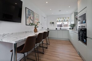 Fridge, microwave, oven, dishwasher - 2 Free Park Space The Quays- Sleeps 8 (2 Ensuites) (Greater Manchester)