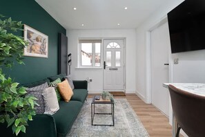 TV, offices - 2 Free Park Space The Quays- Sleeps 8 (2 Ensuites) (Greater Manchester)