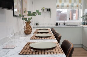 Dining - 2 Free Park Space The Quays- Sleeps 8 (2 Ensuites) (Greater Manchester)