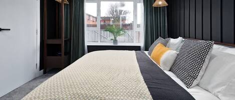 4 chambres, bureau, fer et planche Ă repasser, lit parapluie