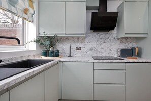 Kühlschrank, Mikrowelle, Ofen, Geschirrspüler