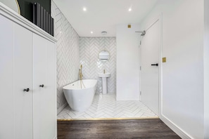 Shower, hair dryer, towels, shampoo - 4Bed Salford Quays | Sleeps 8 | 2 Ensuites|Parking (Greater Manchester)