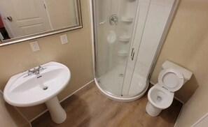 Een douche, zeep, toiletpapier