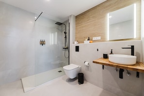 Een douche, een haardroger, handdoeken