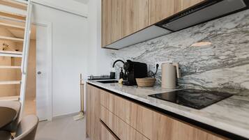 Een koelkast, een microgolfoven, een koffiezetapparaat/waterkoker