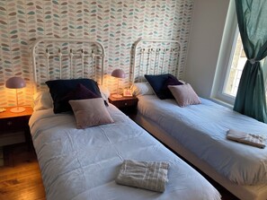 3 bedrooms, iron/ironing board, WiFi, bed sheets