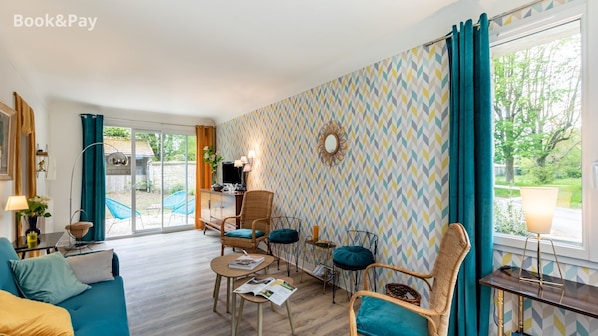 Living area - Gîte Carré Vintage: Play with time! House + garden, near Laon/Reims/A26 (Samoussy)