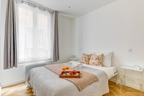 Apartament urbà, 1 llit doble i sofà llit, no fumadors, vistes al pati | Planxa i posts de planxar, bressols, wifi gratuïta i roba de llit 