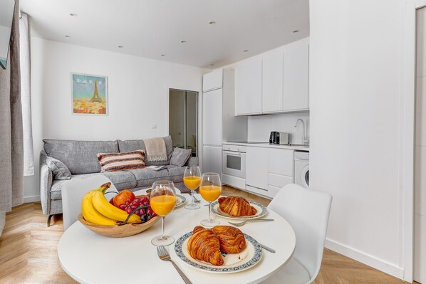 Apartamento urbano, 1 cama de casal e sofá-cama, para não fumantes, vista para o pátio | Área de estar | Smart TV 40 polegadas com canais via satélite