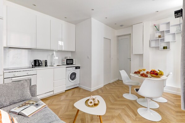 City-lejlighed - 1 dobbeltseng med sovesofa - ikke-ryger - udsigt til gårdsplads | Opholdsområde | 40-tommers smart-tv med satellitkanaler