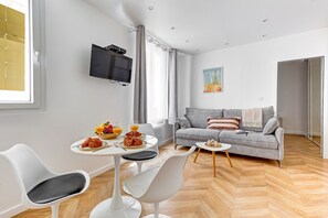 Apartament urbà, 1 llit doble i sofà llit, no fumadors, vistes al pati | Sala d'estar | Televisor intel·ligent de 40 polzades amb canals per satèl·lit 