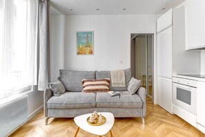 City-lejlighed - 1 dobbeltseng med sovesofa - ikke-ryger - udsigt til gårdsplads | Opholdsområde | 40-tommers smart-tv med satellitkanaler