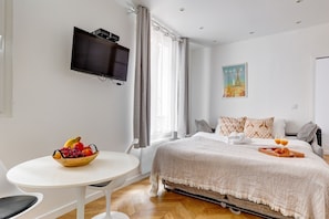 Apartamento urbano, 1 cama de casal e sofá-cama, para não fumantes, vista para o pátio | Área de estar | Smart TV 40 polegadas com canais via satélite