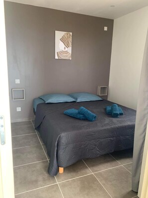 2 chambres, fer et planche à repasser, lit parapluie, Wi-Fi gratuit