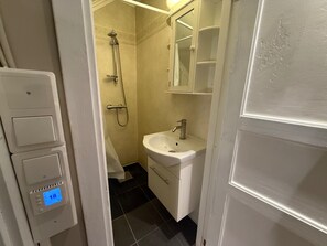 Douche, sèche-cheveux, serviettes fournies