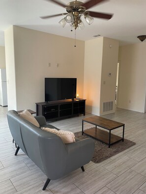 Living area - Charming 2-bedroom apartment in Lindale (Lindale)