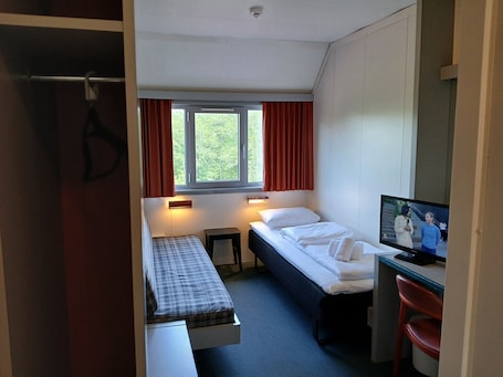 Basic Single Room, Garden View | Free WiFi, bed sheets
