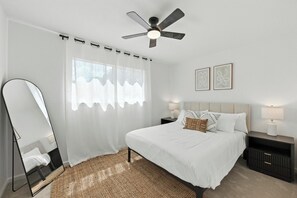 3 habitaciones, tabla de planchar con plancha, wifi y ropa de cama 