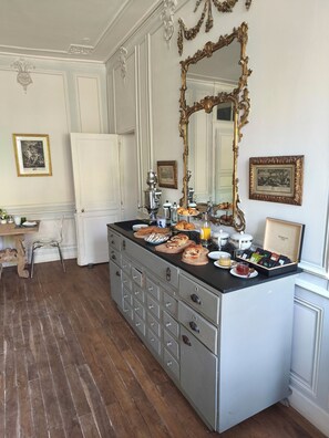 Free daily continental breakfast