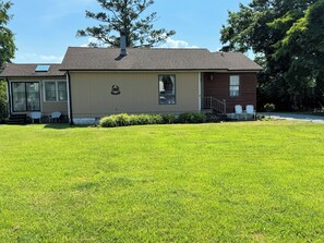 Exterior - Salty Sunset Cottage - Single Family Home- Bikes and Beach Gear-Close to town (Chincoteague)