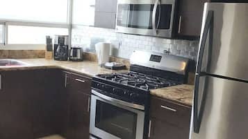 Réfrigérateur, micro-ondes, four, plaque de cuisson