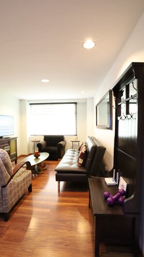 Televisión, libros, oficina