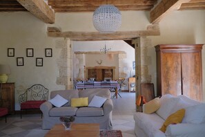 Televisión, chimenea, futbolito y tenis de mesa 