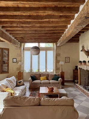 Televisión, chimenea, futbolito y tenis de mesa 