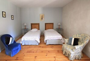 4 bedrooms, iron/ironing board, WiFi, bed sheets